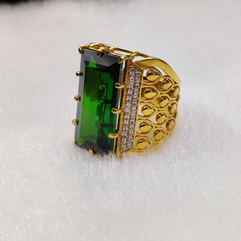 916 Gold Fancy Gent's Green Stone Ring