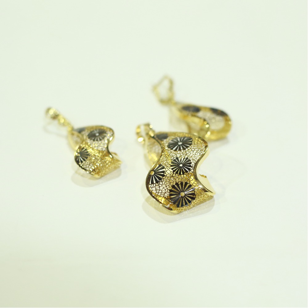 18KT Gold Ladies Pendant Set