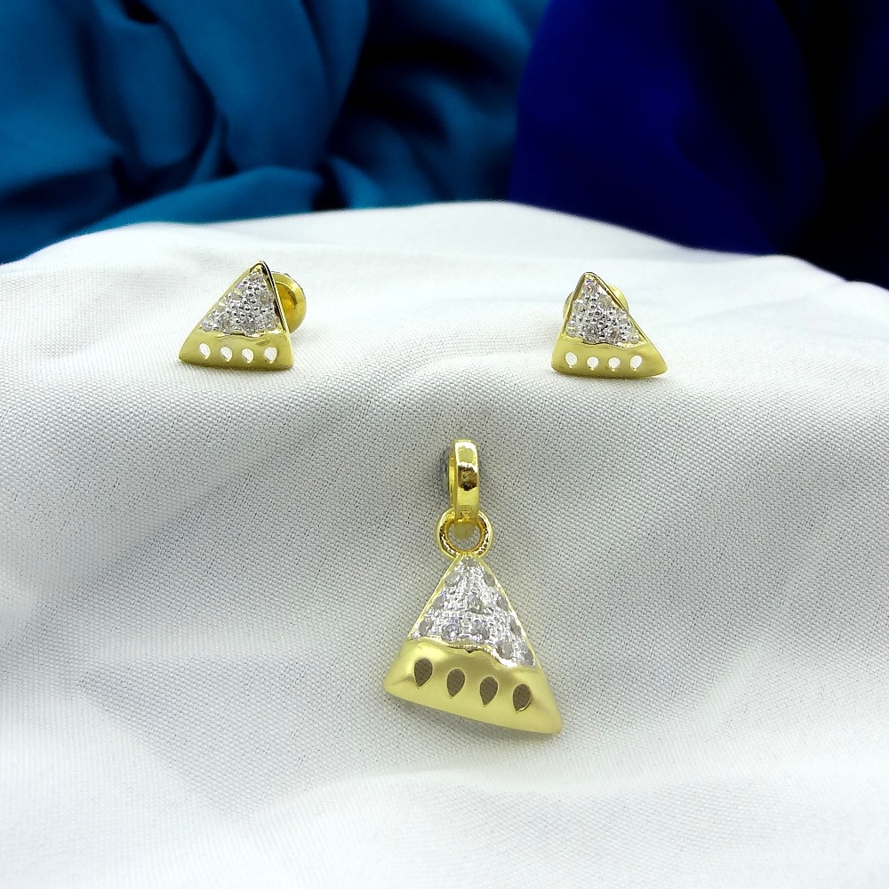Traingal shap 22 kt gold pendant set