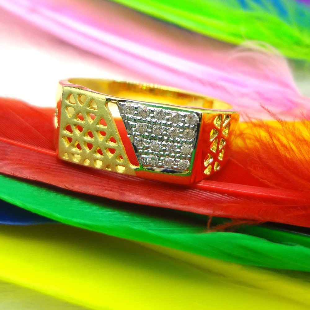 Triangle cutting pattern 22 kt gold gents ring