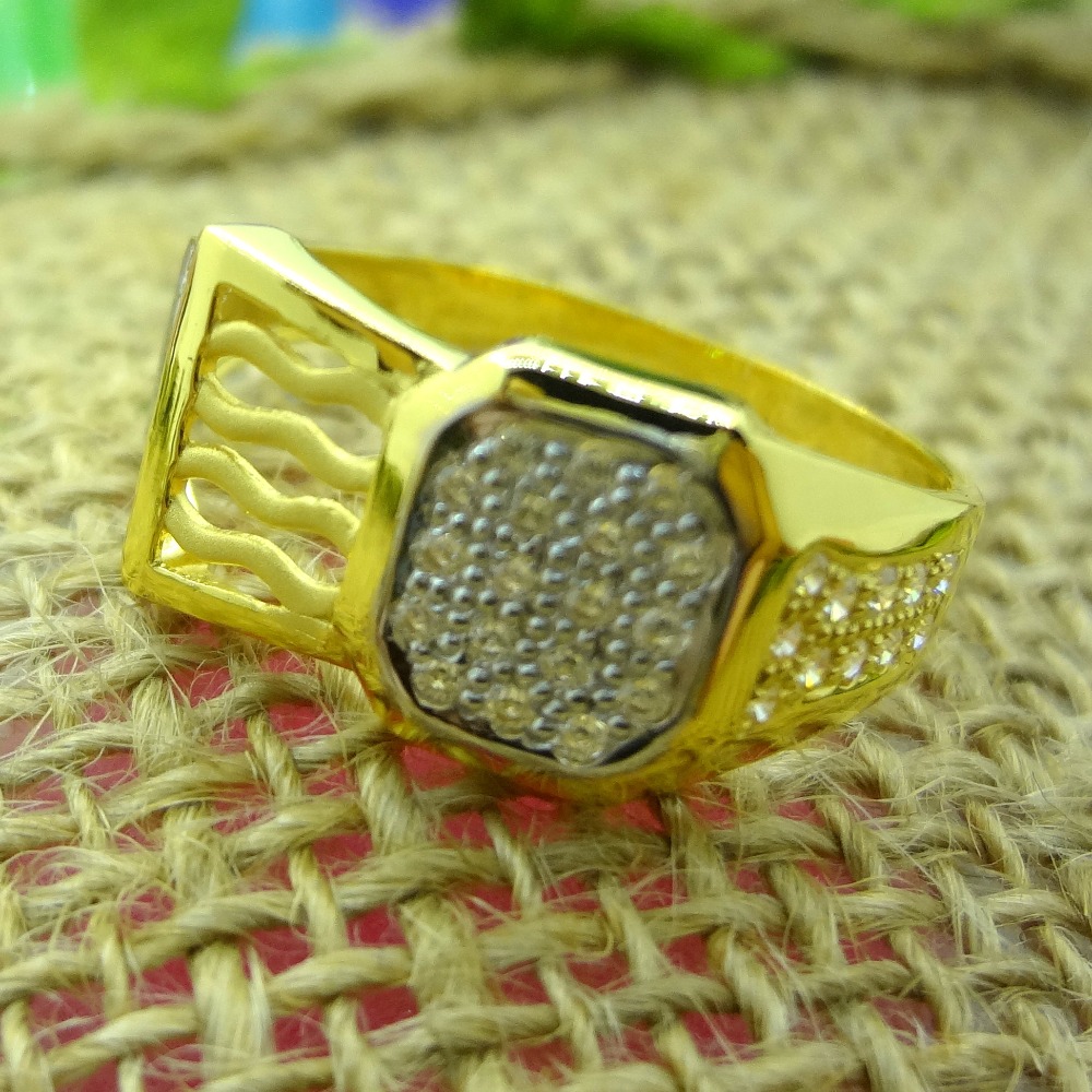Stylish curve pattern 22 kt gold gents ring