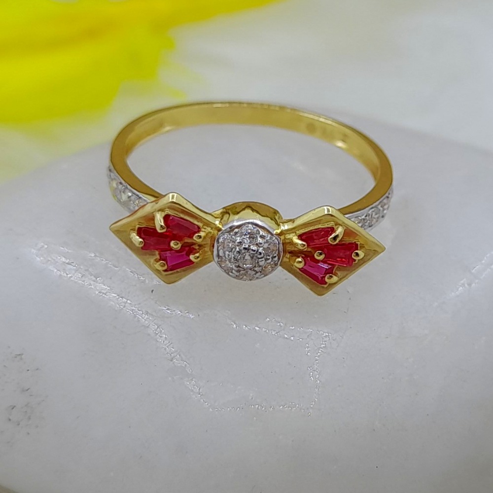 Opposite flower petal 22 kt gold ladies ring