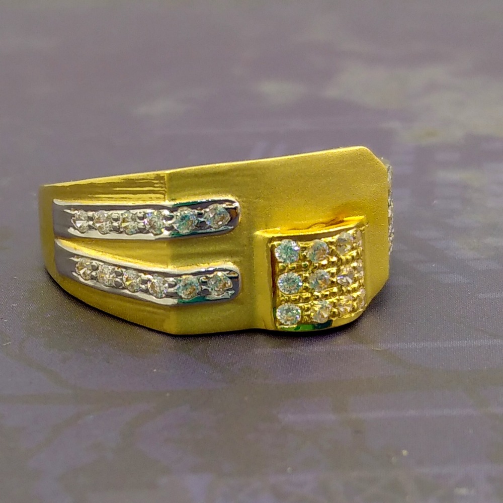 Linear diamond pattern 22 kt gold gents ring - Image 2