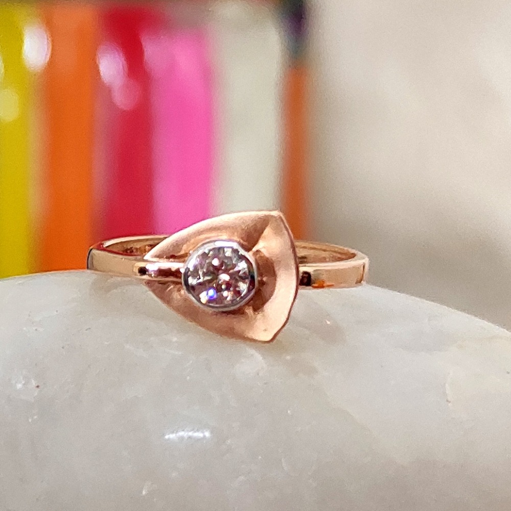 18 kt rose gold stylish solitare ladies ring