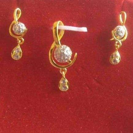 18KT Gold Pendant Set