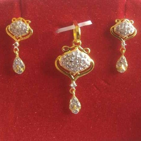 18KT Gold Pendant Set