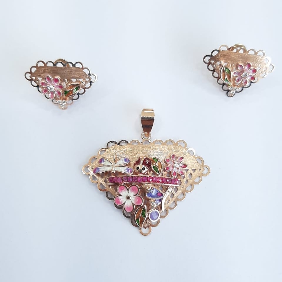 18kt unique pendant set