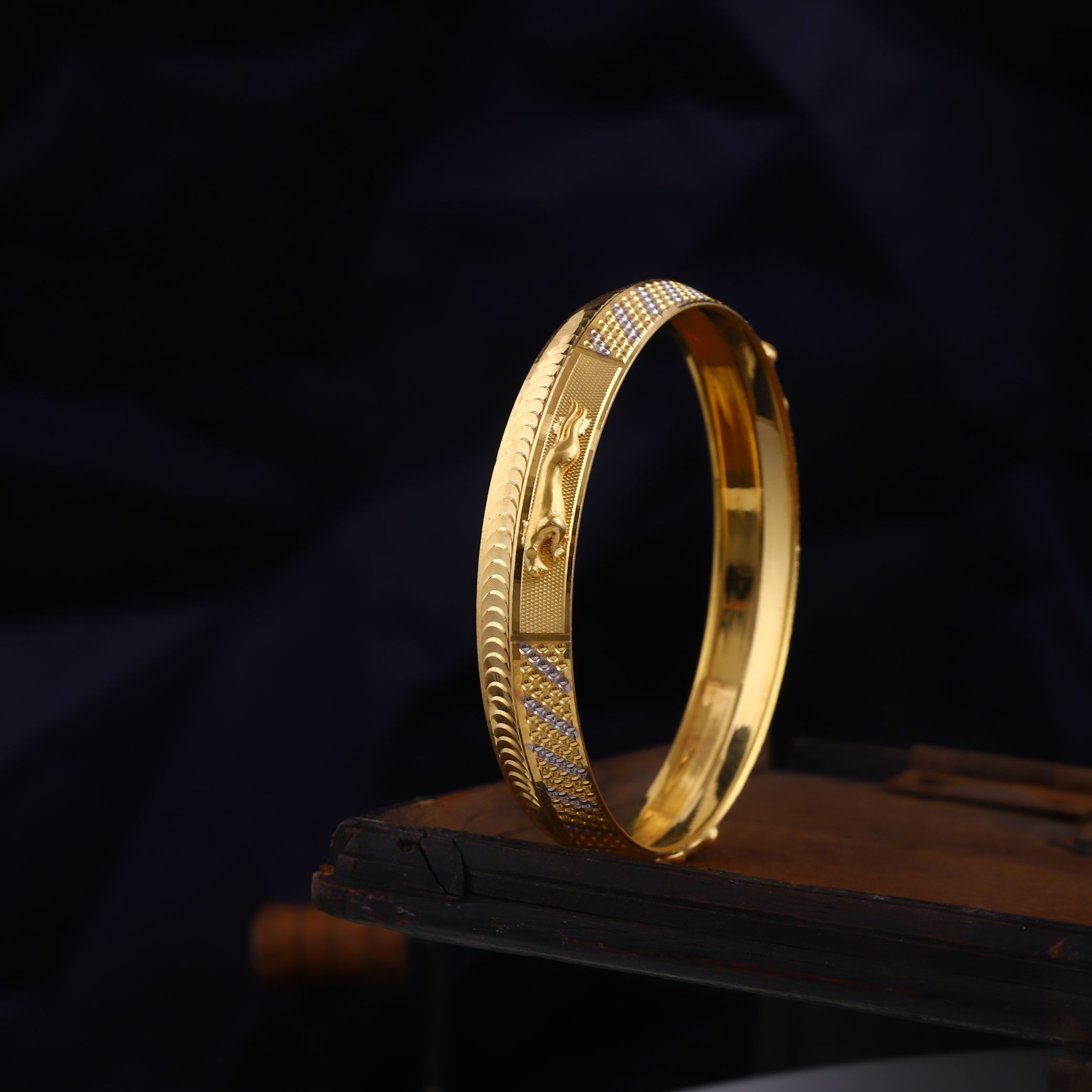 916 Gold Trending Jaguar Design Kada