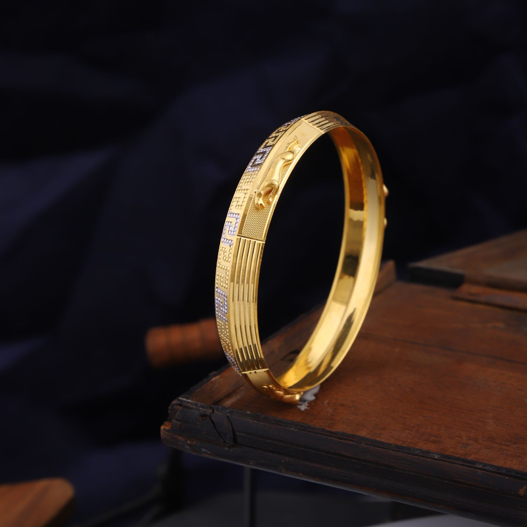 916 Gold Classic Jaguar Design Kada