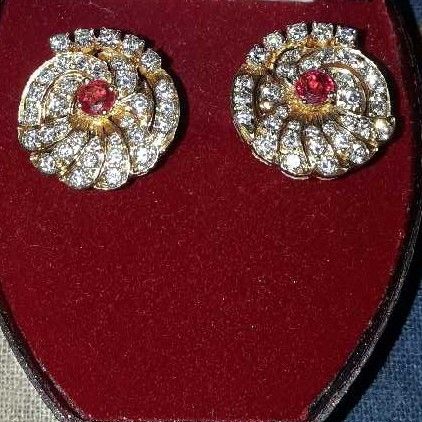 18K / 750 Gold Real Diamond Flower Butti