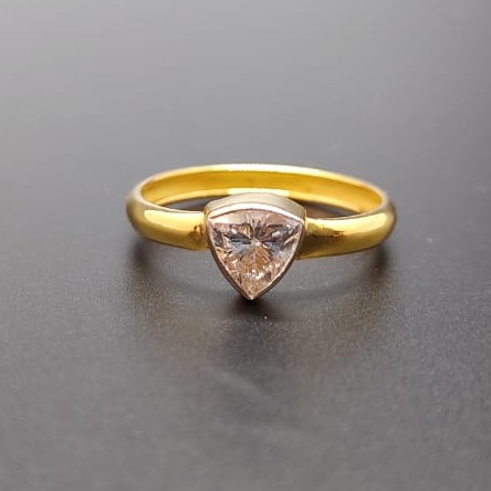 18 CT. GOLD RING TRIGLE SHAPE