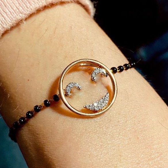 22ct. gold bracelate with blackbeeds