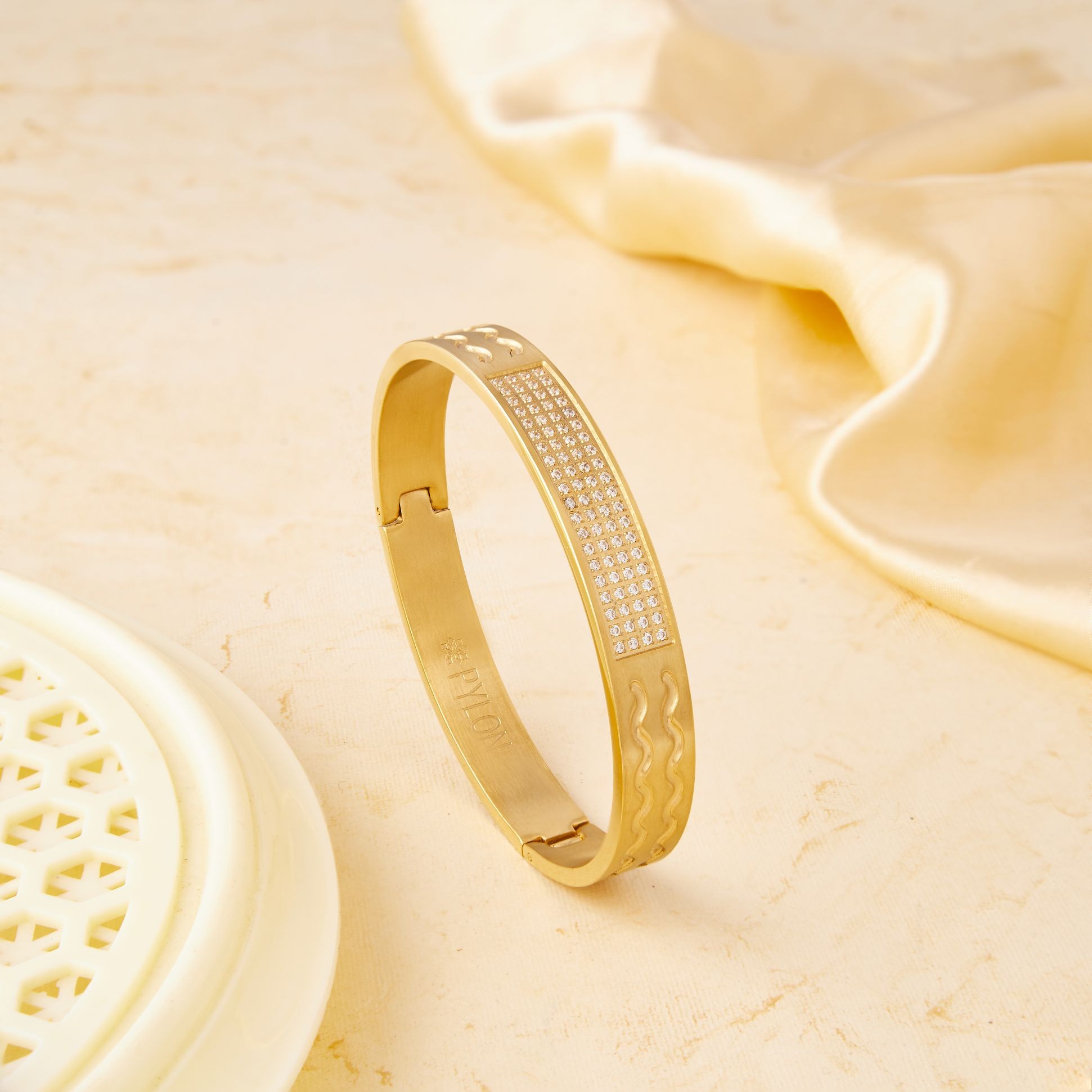 Knight's Band in gold