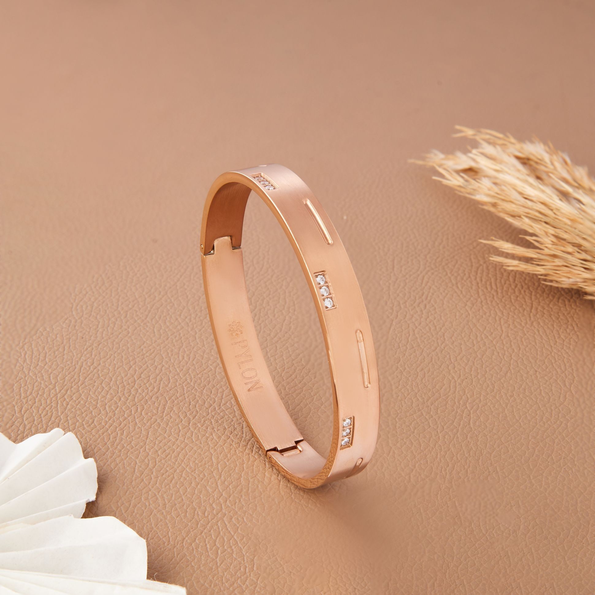 Diamond dash in rose gold Cuff