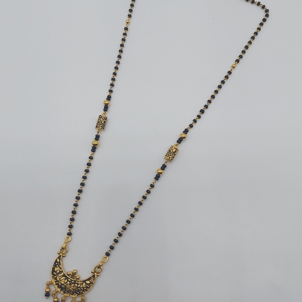 Gold single line delicate short mangalsutra in antique pattern - Image 4