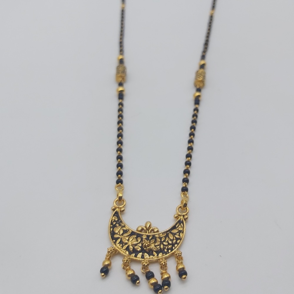 Gold single line delicate short mangalsutra in antique pattern - Image 3