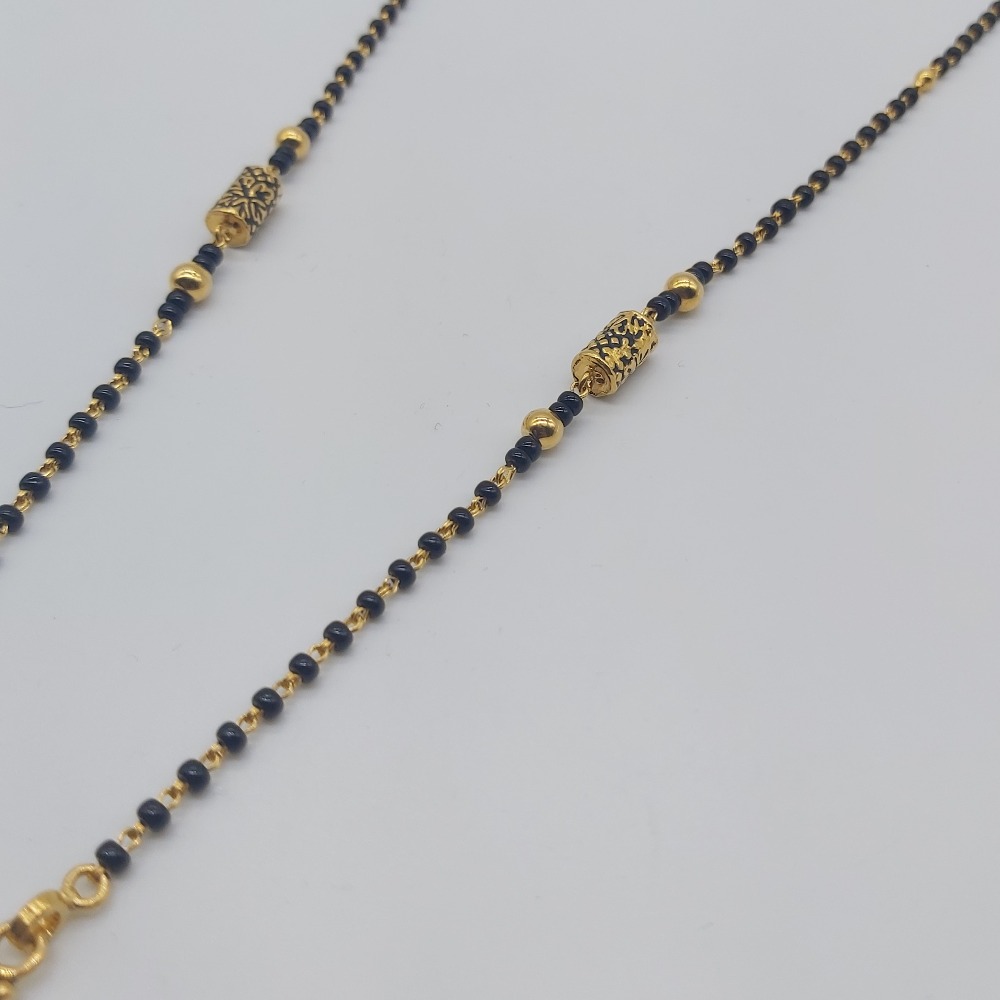 Gold single line delicate short mangalsutra in antique pattern - Image 2