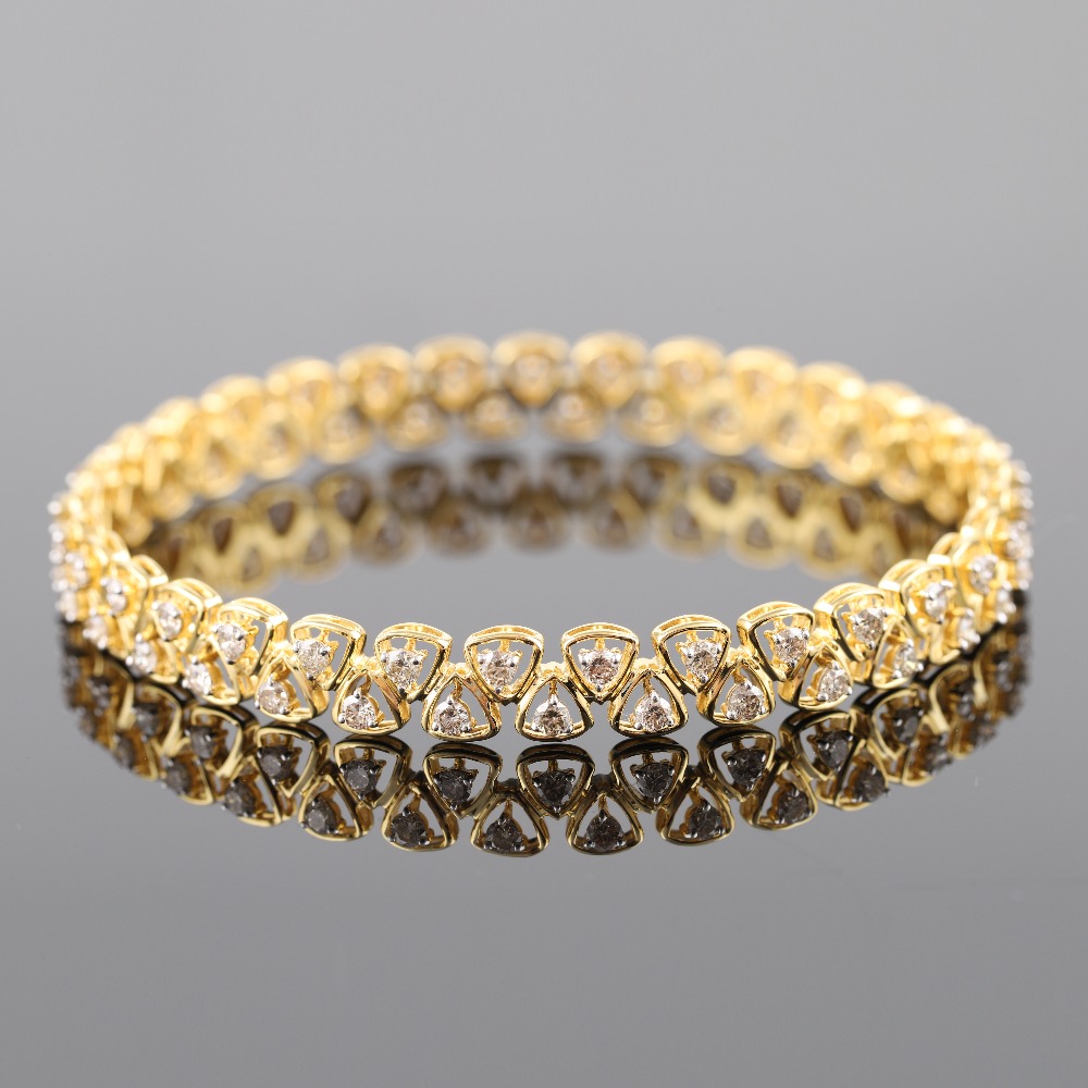 18kt yellow gold designer diamond bangle