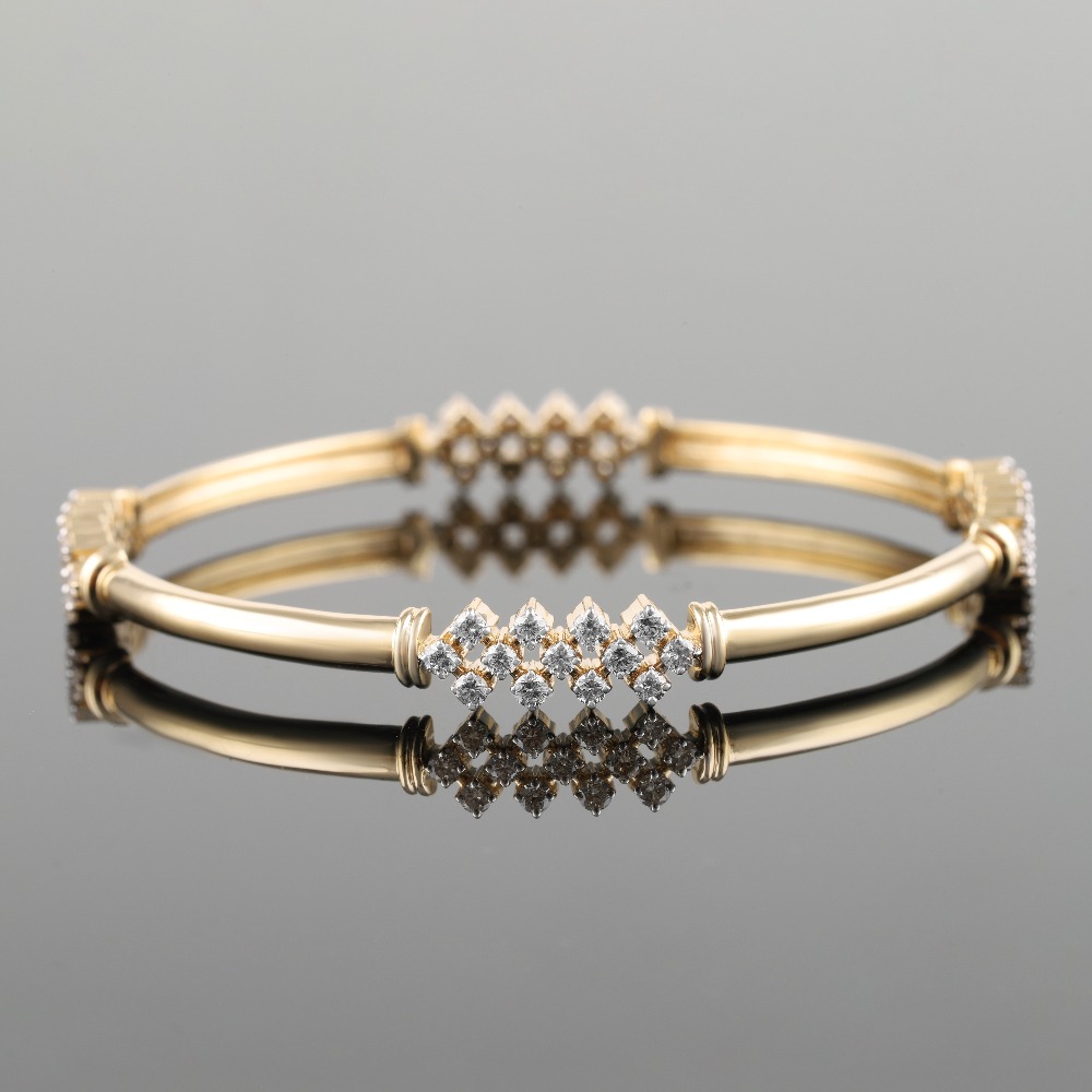 18kt yellow gold designer diamond bangle