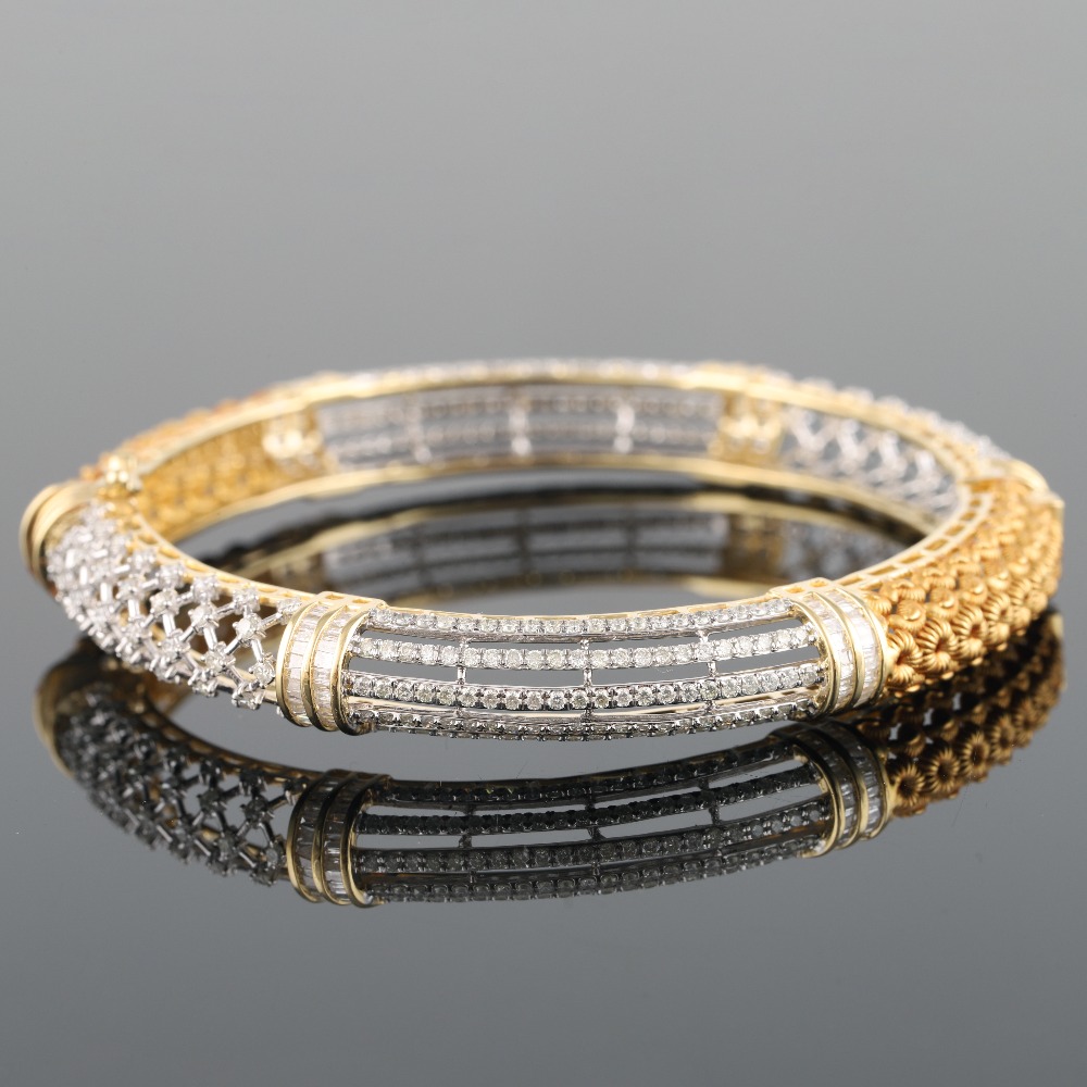 18Kt Gold Pretty Diamond Bracelet