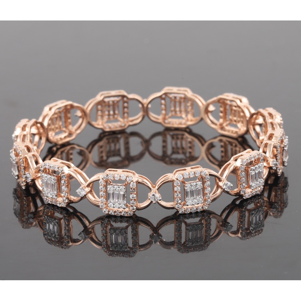 18KT Gold Elegant Diamond Bangle