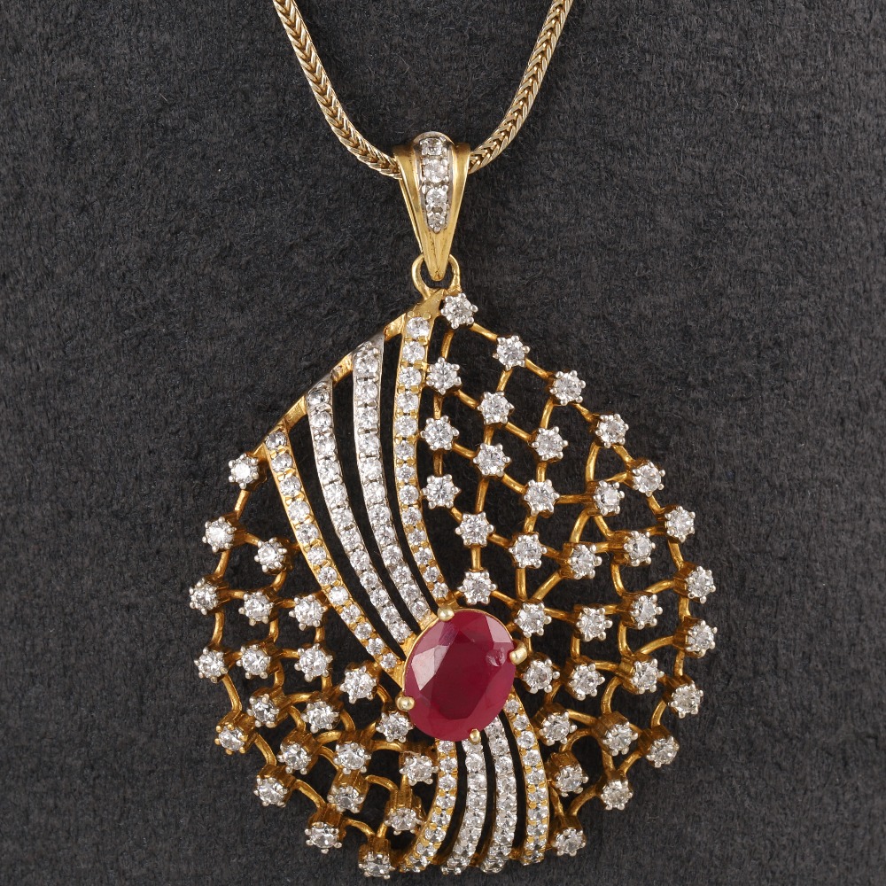 18KT Gold Classic Diamond Pendant Set
