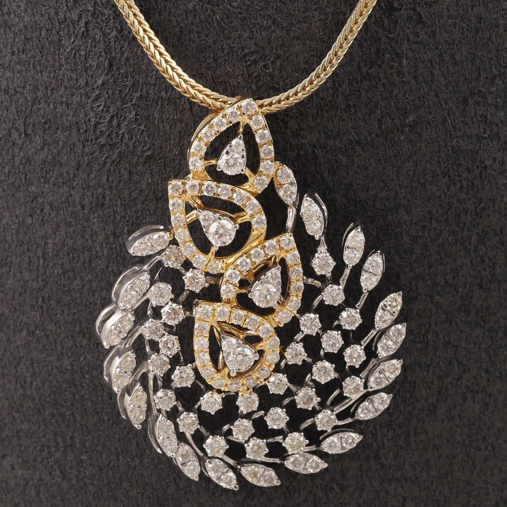 18KT Gold Pretty Diamond Pendant Set