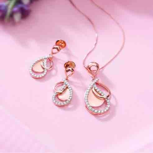 18KT Gold Diamond Rose Designer Pendant Set