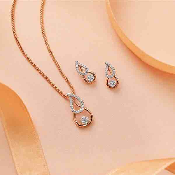 18KT Flower Shape Diamond Rose Pendant Set