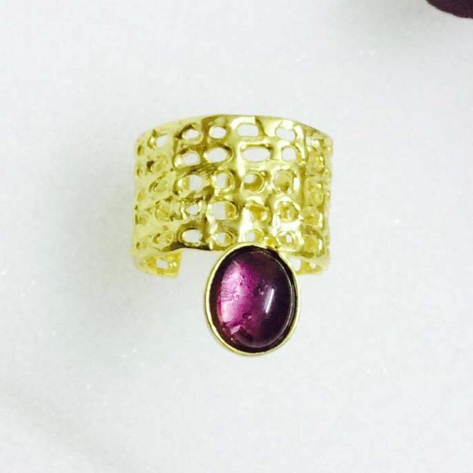 Net ring with stone