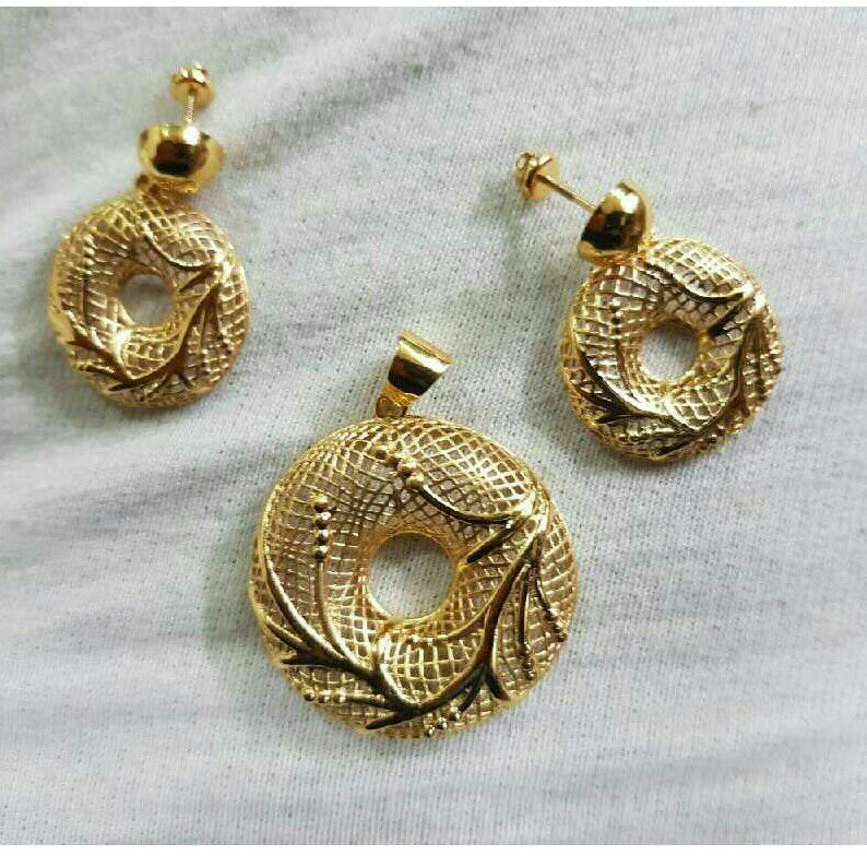 18kt Gold Fancy Ladies Pendant Set
