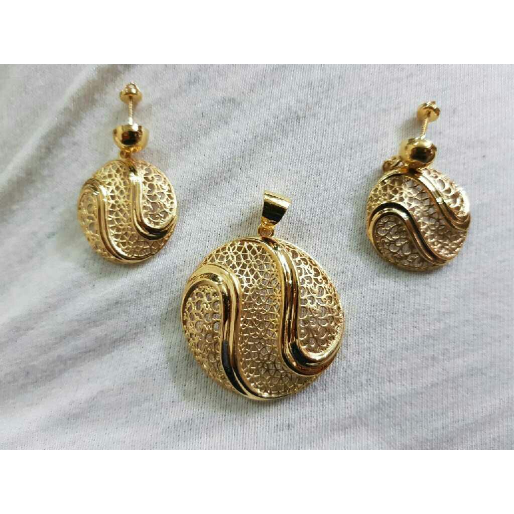 18kt Gold Fancy Ladies Pendant Set