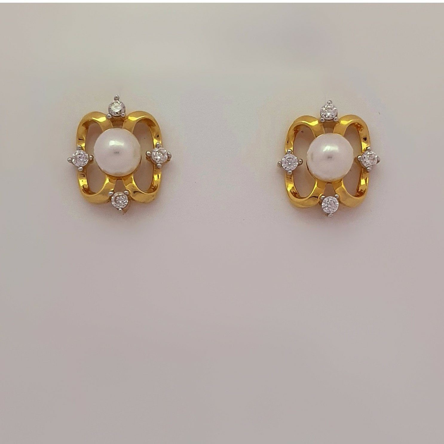 FANCY PEARL EARRING