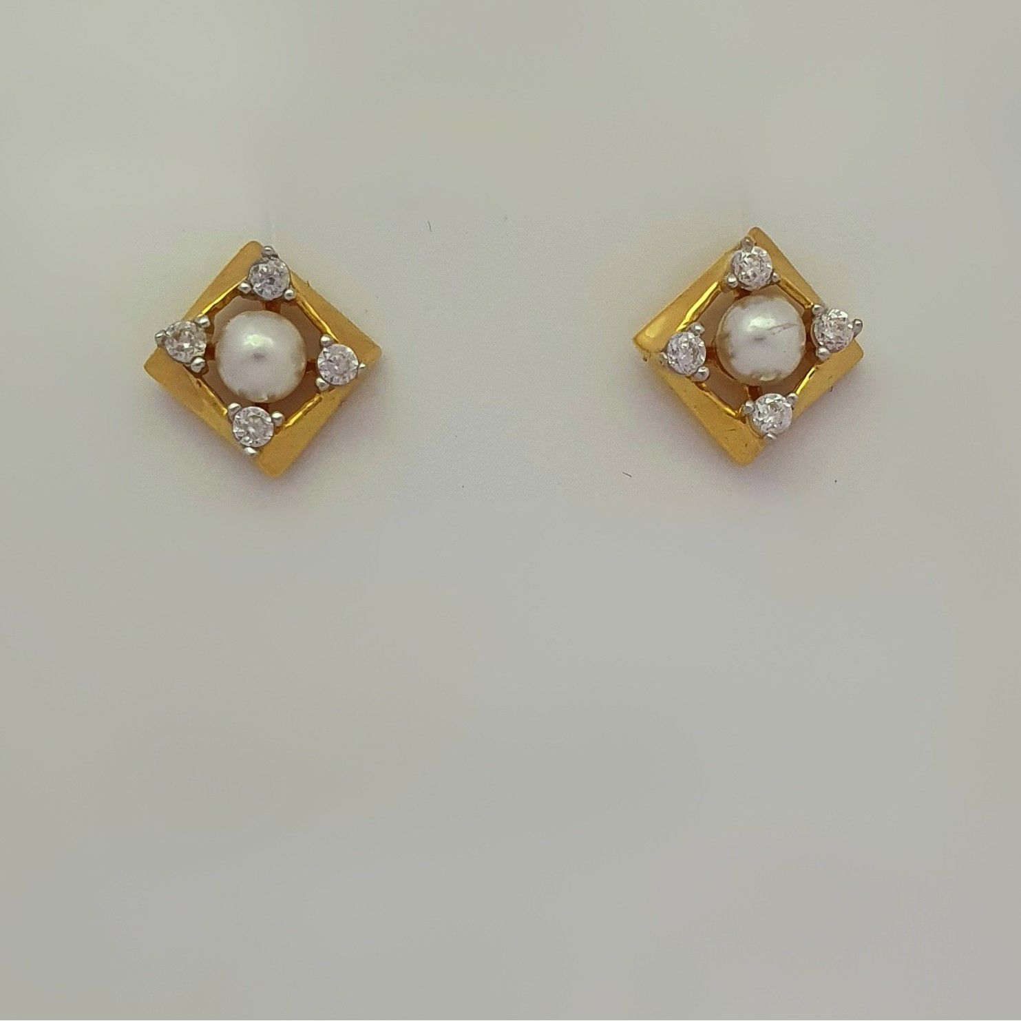 FANCY PEARL EARRING