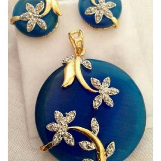 22K / 916 Gold Ladies Indian Pendants Set