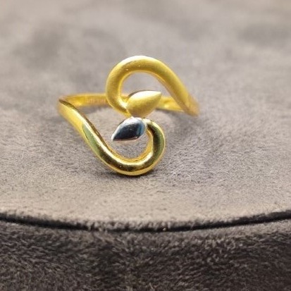 22kt gold fancy ring