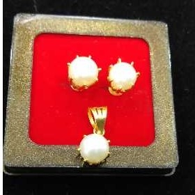 18KT Gold Ladies Indian Fancy Color Stone Butti