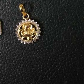 18KT Gold Ladies Fancy Pendant