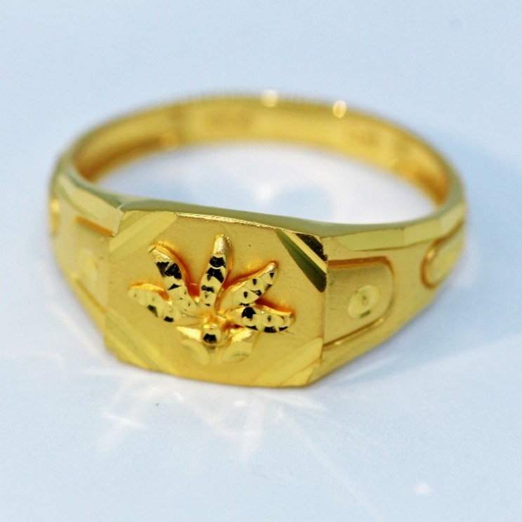 Gold elegant gents ring