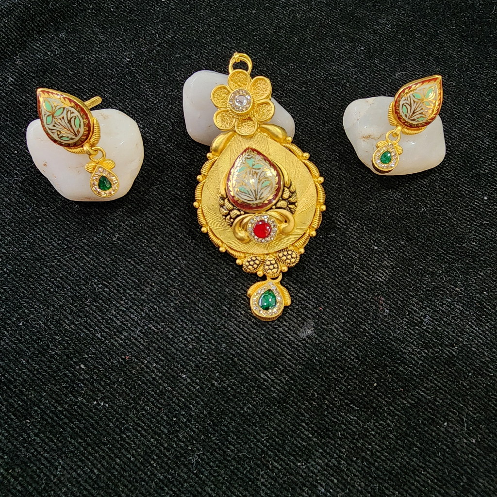 916 Gold Antique Swory Met Finishing Pedent Set