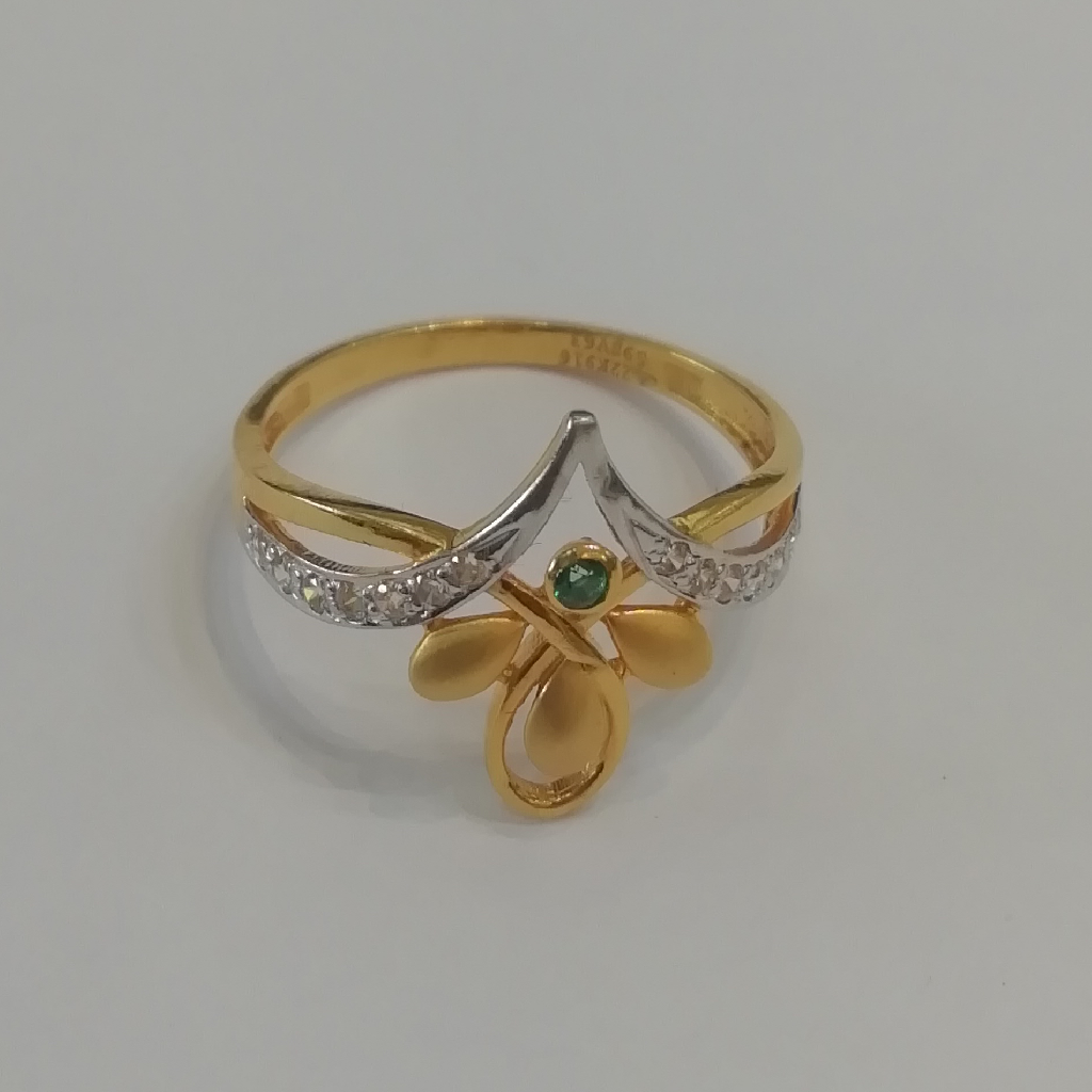 916 gold fancy green stone ladies ring