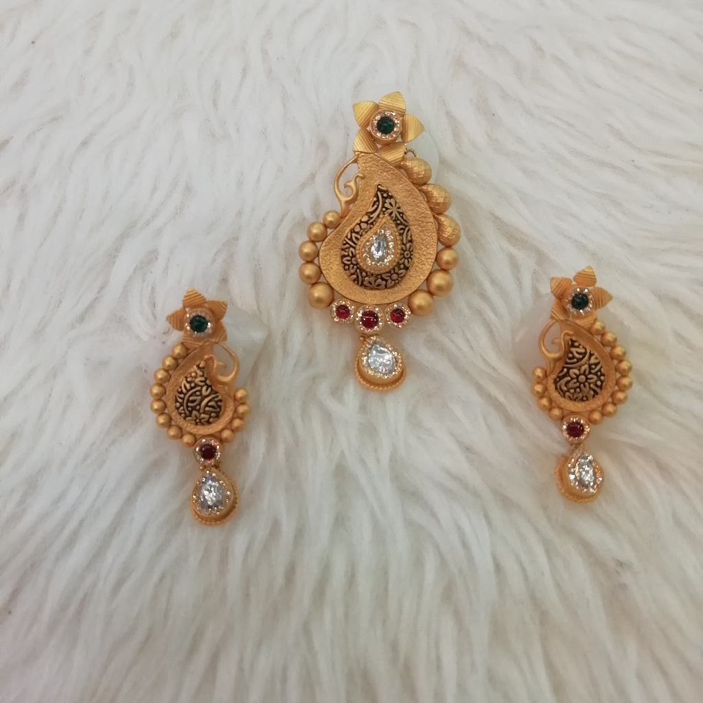 916 gold fancy antique butty pendant set