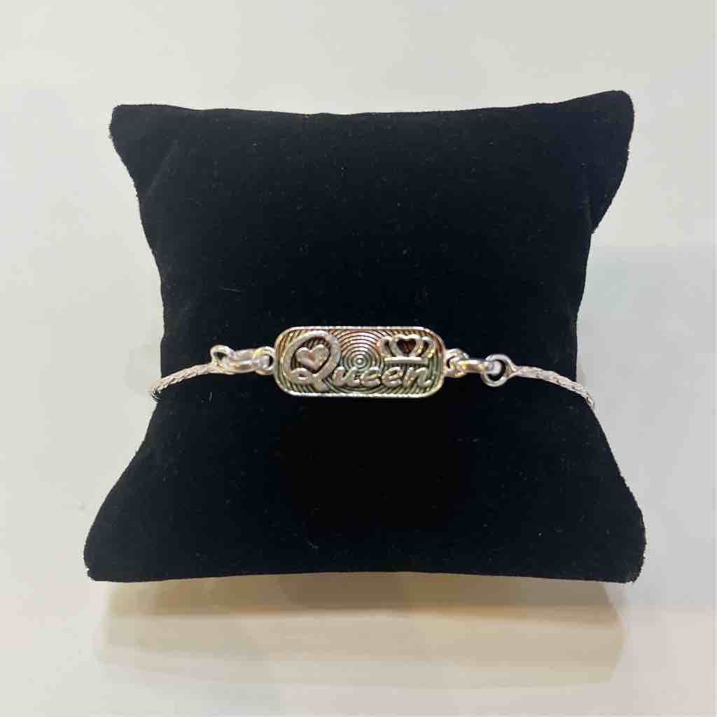 Silver Queen Nam Pendant Design Rakhi