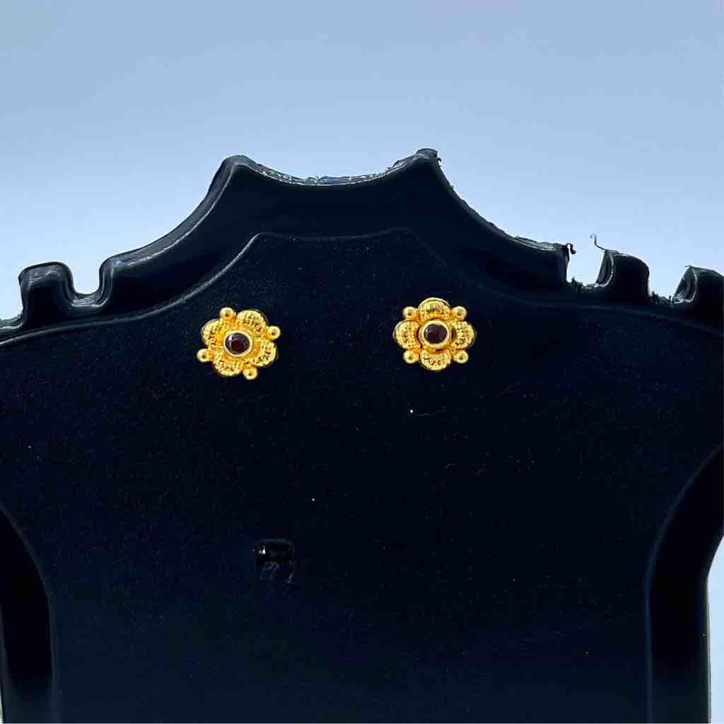 18k Gold One Diamond Emboj Design Earrings
