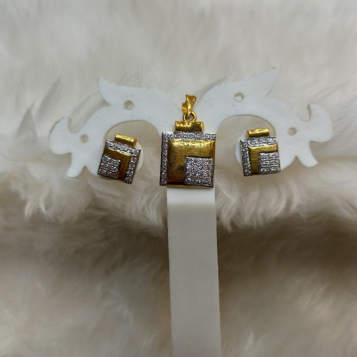 Gold 22k pendant set fancy square design