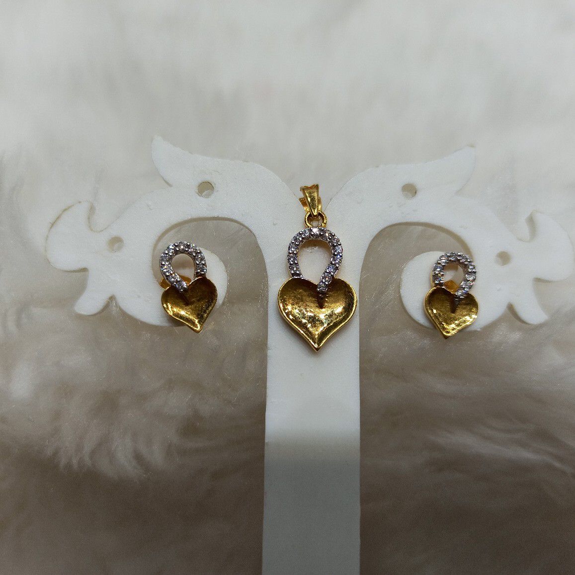 Gold pendant Set Heart Lock Design