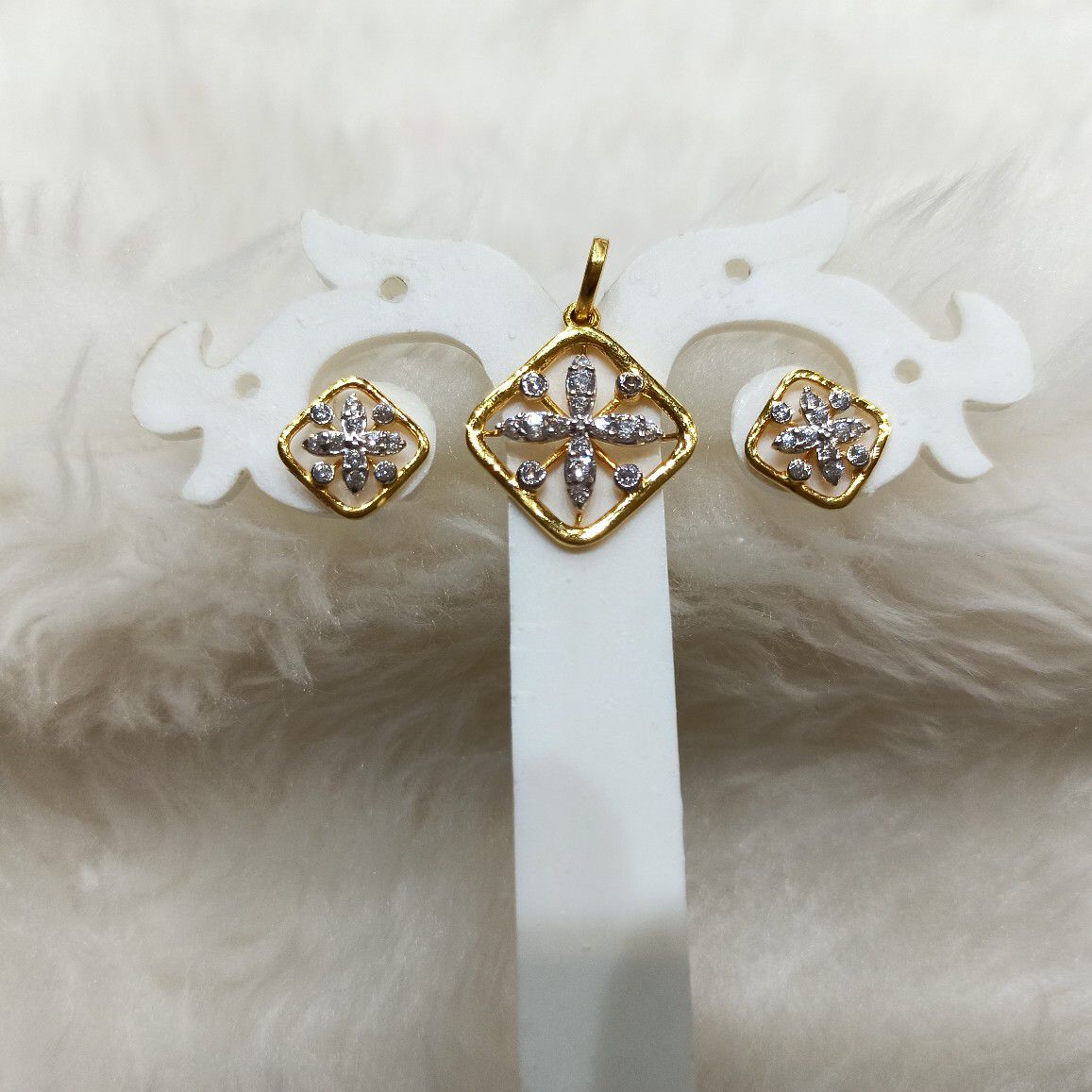 Gold pendant set square design
