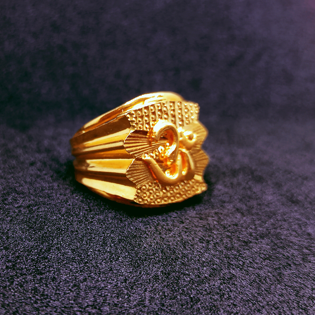 Gold om Versatile design ring
