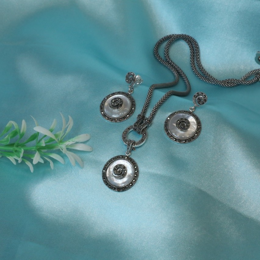 92.5 sterling silver pearl pendent set with oxidised chain for women