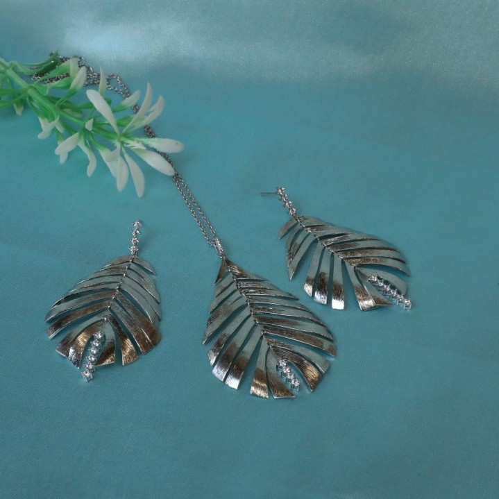 92.5 Sterling Silver Leaf Design Pendent Set For Women